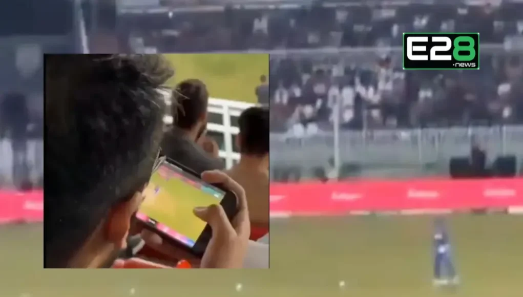 Pakistani Fan Watches IPL During PSL FI Pakistani Fan Watches IPL During PSL Match in Stadium, Video Goes Viral